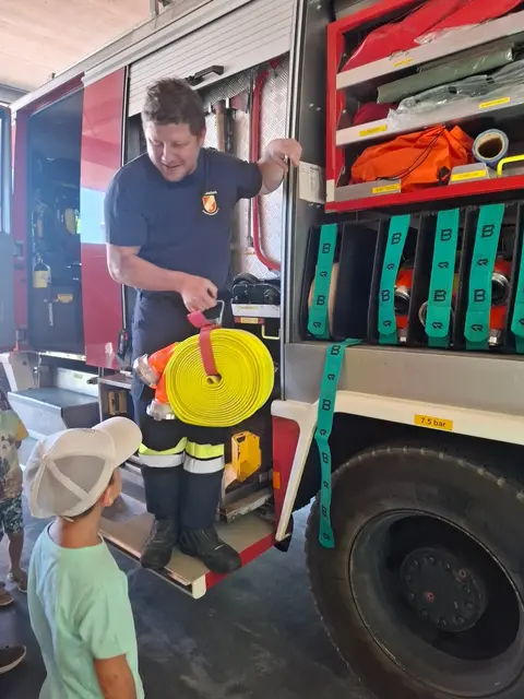 Früh übt sich: Mit Begeisterung und großem Interesse lernten die Jüngsten den richtigen Umgang mit Feuer und Löschmitteln kennen. | Foto: Feuerwehr