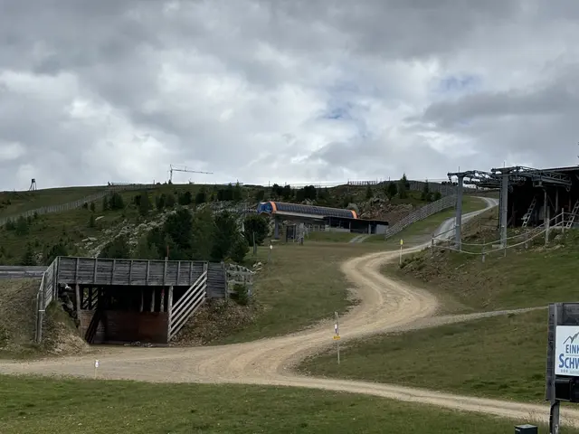 Blick vom Bergrestaurant Eagle auf den Rosenkranz mit Kran im Hintergrund.
