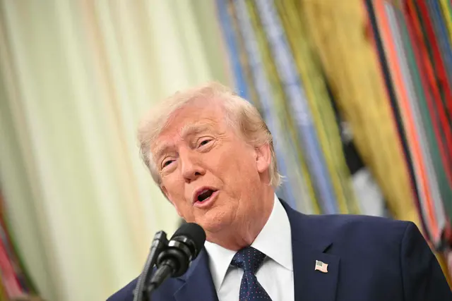 US-Präsident Donald Trump machte am Montag vor Reportern klar, dass er bei FIFA-Präsident Gianni Infantino nach der roten Karte für Stürmer Folarin Balogun angerufen hatte. | Foto: APA-Images / AFP / MANDEL NGAN