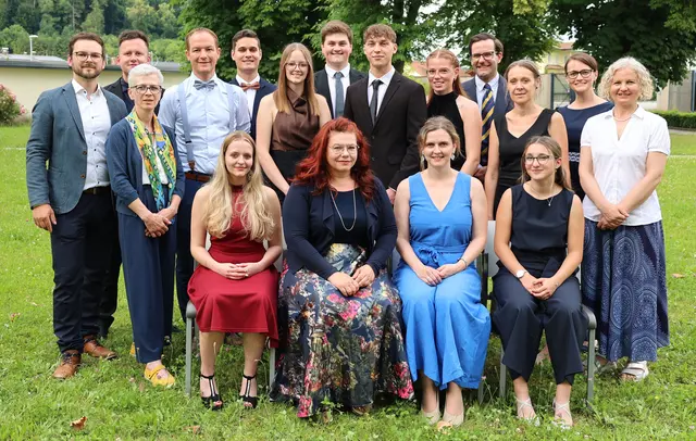Maturantinnen und Maturanten des Aufbaulehrgangs für wirtschaftliche Berufe mit Lehrern. | Foto: BBS Baumgartenberg