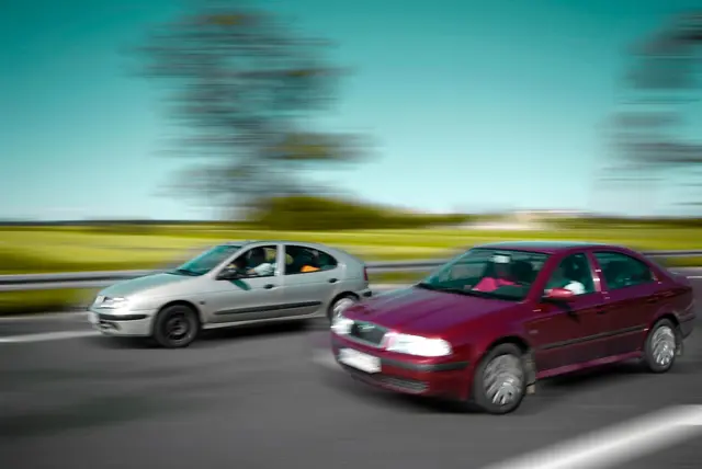 Das Auto des 40-jährigen Tirolers soll durch die Wucht des Aufpralls in den angrenzenden Acker geschleudert worden sein. (Symbolfoto) | Foto: stock.adobe.com/at/ fotografaw 