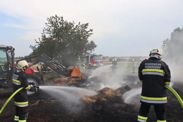 Ein brennender Heuhaufen entlang der L1035 löste einen Feuerwehreinsatz aus. | Foto: AFKDO Haugsdorf