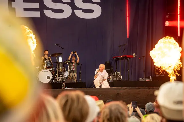 Auf der Wien Energie/Hitradio Ö3 Festbühne eröffneten "emma", "Päm" und "Ness" gemeinsam mit den Special "Guests He/ro" den Konzerttag.  | Foto: Matthias Lechner