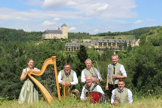 2. Reihe v.l.n.r.: Julia Kaghofer, Andreas Rigler, Gerhard Jaitler, Andreas Kronaus

1. Reihe: v.l.n.r.: Wolfgang Floner, Gerhard Grubner

im Hintergrund Burg Kranichberg