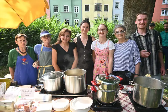 Das Team der Vereinsmitglieder beim Knödelangebot. | Foto: Königer