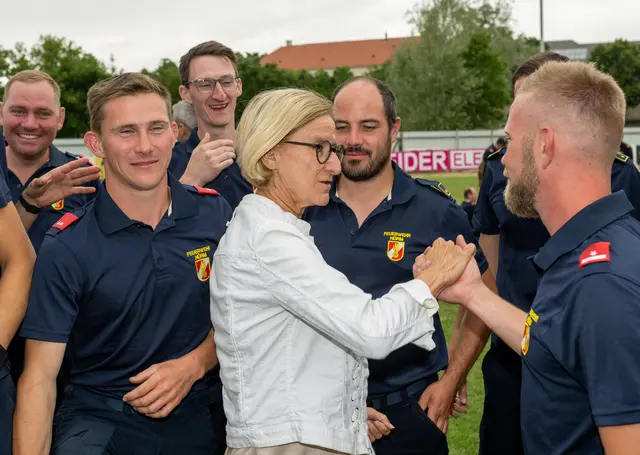 „Gerade bei der Feuerwehr gewinnt man nie alleine“, betont Landeshauptfrau Johanna Mikl-Leitner. | Foto: NLK Filzwieser
