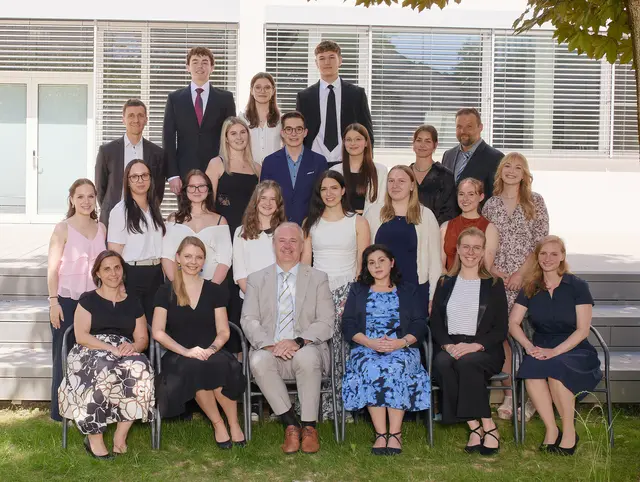 5BDD (Design- und Digitalisierungsmanagement)

Erste Reihe von links:
Doris Zauner, MEd MSc, Mag. Sonja Winter-Gumpinger, KV: Dir. Mag. Ewald Staltner MAS MSc, Lucienne Subasic, BEd, Marina Grubner, BA BEd, Bettina Seisenbacher, MEd
Zweite Reihe von links:
Katharina Schillhuber (aE), Verena Waltenberger, Iris Hohenthanner, Melanie Maier-Vielhaber, Naomi Damsa, Theresa Hollnbuchner, Alexandra Hirner (aE), Jana Reininger
Dritte Reihe von links:
Ing. Martin Illich-Edlinger, MSc, Lucia Auer, Domenic Niederhuber (gE), Ariane Anderluch (gE), Grall Nina (gE)
Vierte Reihe von links:
Jonas Nestler, Hannah Reisinger (aE), Julian Savicic
 | Foto: Reisenberger Susanne