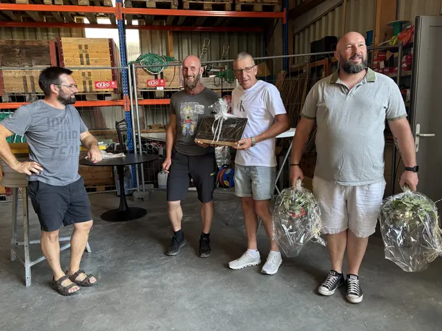 Auch für den Chef gab es ein "Dankeschön" seitens der Mitarbeiterinnen &amp; Mitarbeiter. | Foto: MeinBezirk/J. Taucher