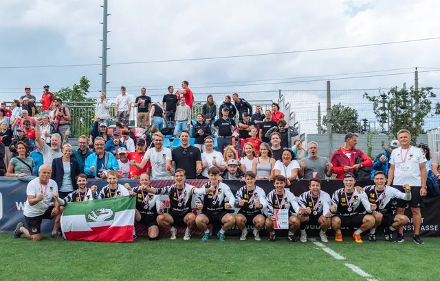 Zum Abschluss einer erfolgreichen Saison gab es für die Ennser Faustballer den Vizemeistertitel zu feiern. | Foto: TV Enns 
