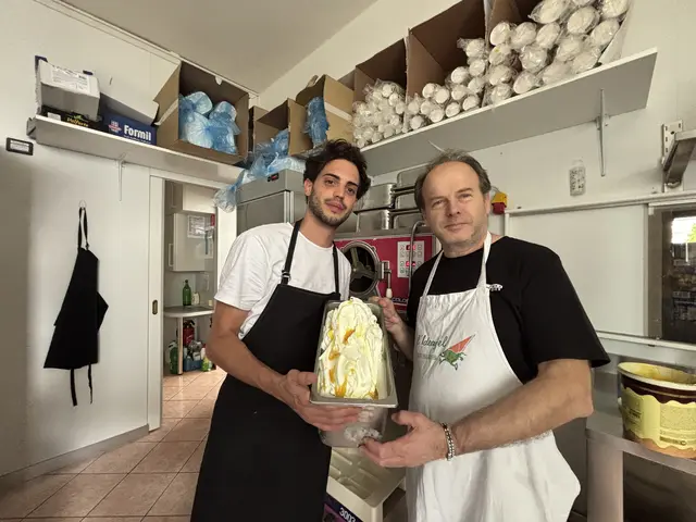 Christian unterstützt Vater Arno Mazzer bei der Produktion. | Foto: MeinBezirk/Isabella Friessnegg