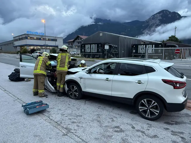 Der Mann im geparkten Fahrzeug wurde bei dem Unfall unbestimmten Grades verletzt. | Foto: ZOOM.Tirol