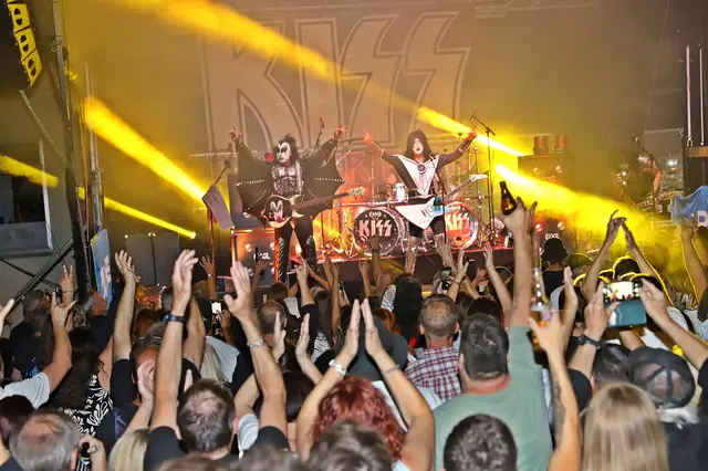 Ein Highlight war sicherlich die "Kiss Forever"-Band, die am Kreuzplatz für Stimmung sorgte. | Foto: Hörmandinger