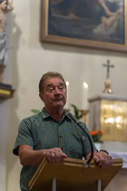 Aufgrund der Rekordhitze wurde der Festakt zum 10-jährigen Bestehen in die Kirche verlegt.
Bibliotheksgründerin Katharina Köstler bedankte sich bei den vielen Helferinnen und Helfern. | Foto: Bücherei Schleinbach