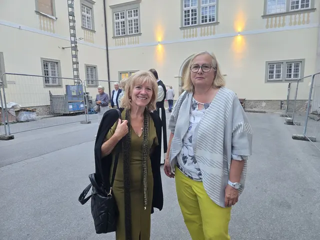 Rosa Zahradnicek und Regina Holzweber ließen sich das Eröffnungskonzert der 45. Sommerakademie Lilienfeld nicht entgehen. | Foto: Julia Steyrer