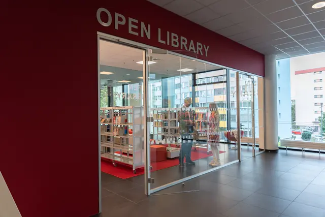 In der "Open Library" gibt es auf 45 Quadratmetern ein laufend wechselndes Angebot an Literatur.  | Foto: Stadt Salzburg/Escabosa