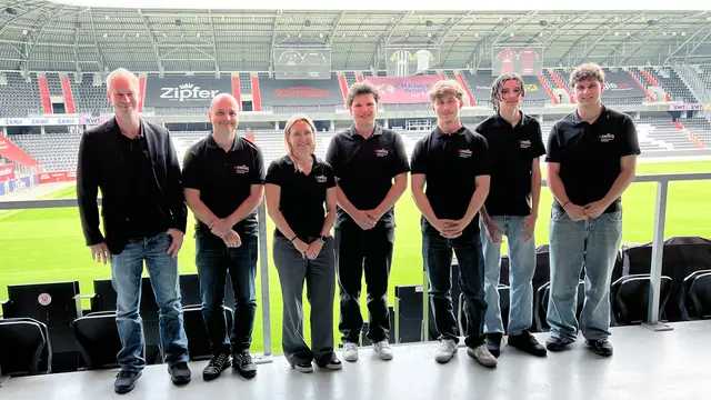 Andreas Haberfellner (Technischer Service Maschinenbau), Bernhard Engelsberger (Manager IT), Bettina Rimpfl (Senior Director Human Resources, ETG), Felix Kraus, Alexander Baumschlager, Laith Aloui und Simon Hofmann (v.li.) | Foto: Exelliq