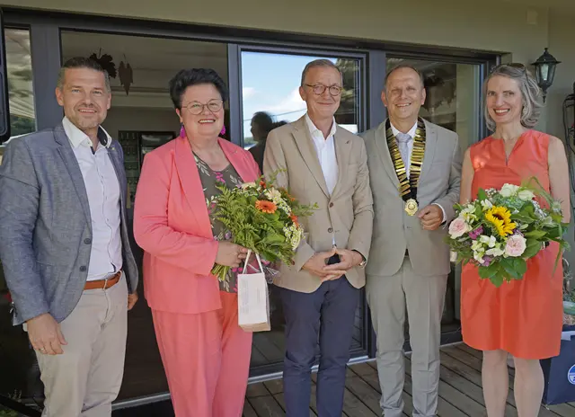 Franz Suppan und Maria Winkler übergaben ihre Ämter an Thomas Baumgartner (hier mit seiner Frau Helene (r.)) und Daniel Binder (l.). | Foto: MeinBezirk