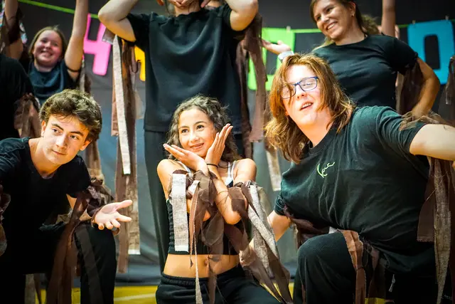 Den Auftakt bildete ein buntes Bühnenprogramm mit Auftritten der Schülerinnen und Schüler. | Foto: ISZ/Rittenschober