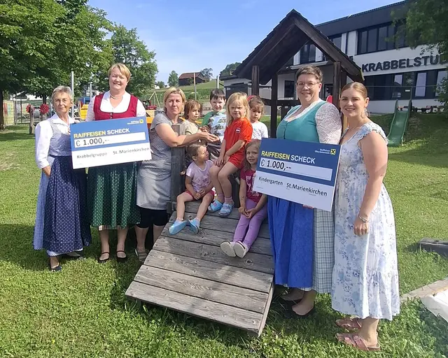 bei der Scheckübergabe:
v.l.n.r: Sieglinde Eisenhuber, Goldhaubenobfrau Birgit Lindinger, Martina Reisinger (Leiterin Krabbelgruppe), Nicole Baumgartner sowie Kindergartenleiterin Isabella Gabor mit einigen Kindern. | Foto: privat