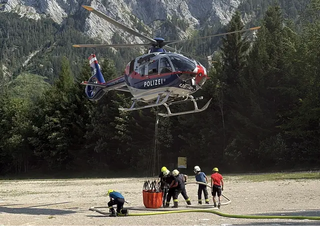 Beim Brunnkogelkreuz wurde ein Brandherd entdeckt, die Feuerwehren Neukirchen und Altmünster waren rasch vor Ort. Mit im Einsatz waren die FF Scharnstein sowie ein Polizei-Hubschrauber.