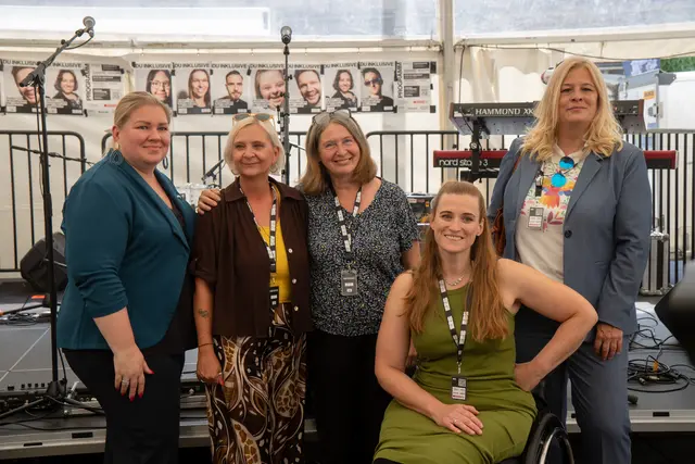 Eventtag der Wochen der Inklusion: Kerstin Zambo, FPÖ Graz-Stadtparteiobmann-Stellvertreterin Graz, Claudia Klimt-Weithaler, KPÖ-Klubobfrau im Landtag, Bürgermeisterin Elke Kahr, Grüne-Gemeinderätin Barbara Sima-Ruml und Inklusionsstadträtin Claudia Unger (v. l.)