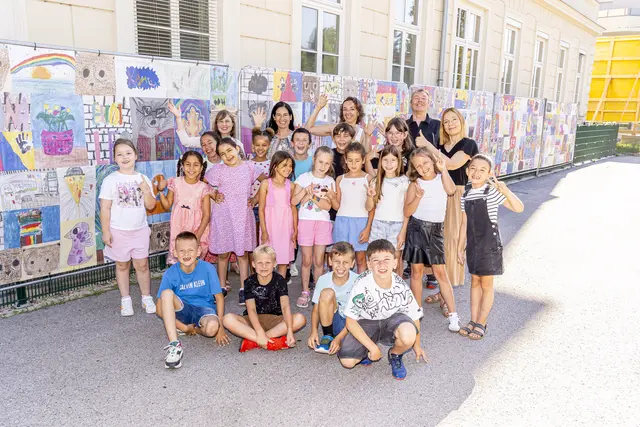 Schülerinnen und Schüler der VS Algersdorf haben den Bauzaun mit ihren Zeichnungen verziert.  | Foto: Stadt Graz/Foto Fischer