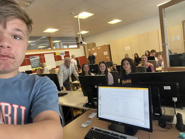 Ist die Prüfung bestanden oder doch noch im Gang - Jakob von der 2BHW der Höheren Lehranstalt Spittal / Drau gegen Ende des Prüfungsprozesses im IT-Medienzentrum der HLW Spittal