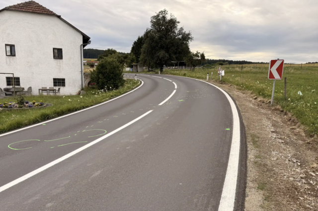 In der Kurve geschah der tragische Unfall: Rettungskräfte konnten dem 17-Jährigen nicht mehr helfen. | Foto: Fotokerschi/Manfred Rehberger