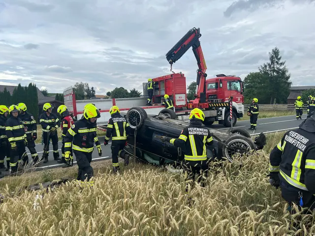 Der PKW kam am Dach liegend in einem Feld zum Stillstand. | Foto: FF Waidhofen/Thaya