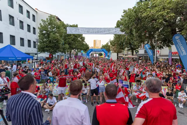 Auf einer noch nie da gewesenen Fanmeile auf der Welser Ringstraße feierten tausende Fußballfans ein Event in noch nie da gewesener Größenordnung. | Foto: WMT