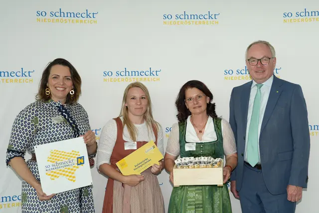v.l.: Elisabeth Harreither, Leiterin von „So schmeckt Niederösterreich“, Christina Schrott und Martina Höfinger von Abhof Höfinger, LH-Stellvertreter Stephan Pernkopf | Foto: Dorf &amp; Stadterneuerung