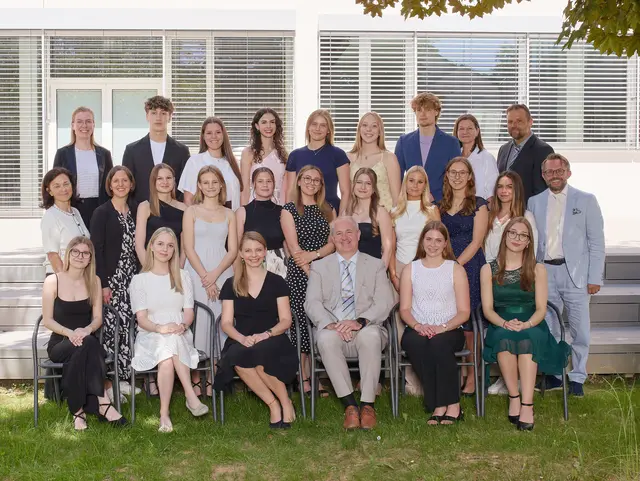 5CHL (Gesundheitsmanagement)

Laura Irsiegler, Miriam Jechsmayr (aE), KV: Mag. Sonja Winter-Gumpinger, Dir. Mag. Ewald Staltner MAS MSc, Helena Zittmayr, Lena Dutzler (aE)
Zweite Reihe von links:
MMag. Marlies Fenzl-Böhm, Dipl.-Päd. Martina Rainer, BEd MEd, Lena Zeilermayr, Lea Grübler (aE), Emma Lengauer, Vanessa Infanger (aE), Vanessa Jungreitmair (gE), Elena Dorfer, Michaela Passenbrunner (aE), Laura Rohrleitner, OStR Mag. Günter Mitter, MAS
Dritte Reihe von links:
Marina Grubner, BA BEd, Mathias Loibl, Valentina Mijatovic, Lara Wagner, Katharina Mayrhofer, Anna Stiegler (aE), Joel Bittner, Mag. Sonja Lehofer, Mag. Martin Kletzmayr
 | Foto: Reisenberger Susanne