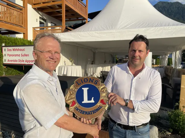 Präsidentenwechsel beim Lions Club Kaprun: Der neue Präsident Winfried Stadler (li.) übernimmt das Amt von seinem Vorgänger Andreas Köhlbichler (re.).  | Foto: Nick Kraguljac