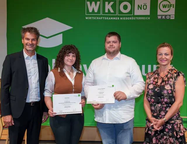 Monika Racek (r., stv. Vorsitzende des WIFI NÖ-Institutsvorstandes) und Peter Krippl (l., WIFI NÖ Werkmeister-Schulleiter) überreichten Sarah Fischer (Absolventin Fachrichtung Maschinenbau-Automatisierungstechnik, Firma Geberit) und Alexander Reinberger (Absolvent Fachrichtung Bauwesen, Firma Rubner Holzbau) die Diplome für den erfolgreichen Abschluss der WIFI NÖ Werkmeisterschule.

 | Foto: Josef Bollwein