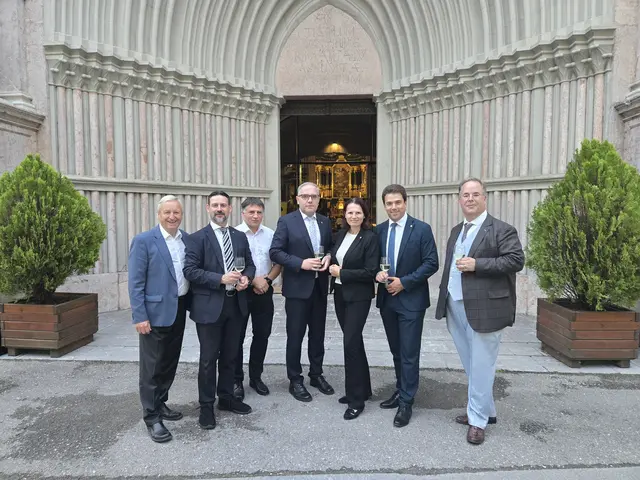 Bürgermeister a.D. Wolfgang Labenbacher, Nationalratsabgeordneter Fritz Ofenauer, Vizebürgermeister Christian Buxhofer, Bezirkshauptfrau Heidelinde Grubhofer, Bürgermeister Manuel Aichberger und MMag.Florian Pejrimovsky freuten sich über den gelungenen Auftakt der Sommerakademie Lilienfeld. | Foto: Julia Steyrer