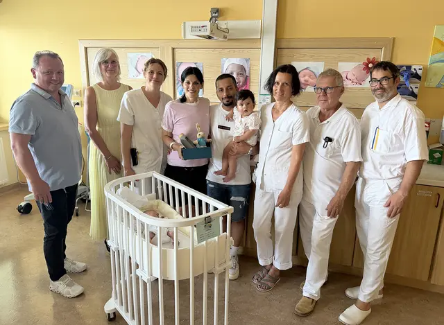 Bereichsleiter Pflege DGKP Mario Höfer, Pflegedirektorin DGKP Cornelia Palmetzhofer, MSc, stellv. leitende Hebamme Isabella Vykoukal, die stolzen Eltern mit Elias‘ Schwester, Stationsleitung DGKP Gabriele Bichler, Abteilungsleiter Prim. Clin. Ass. Prof. Dr. Christian Obruca und Ärztlicher Direktor Dr. Herbert Huscsava. | Foto: Universitätsklinikum Tulln-Klosterneuburg