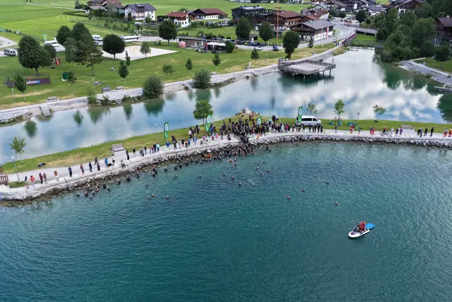 Der Einstieg in Achenkirch markiert den Beginn eines besonderen Rennens: 9 Kilometer Freiwasser quer durch den größten See Tirols bis ins Ziel am Atoll Achensee.

 | Foto: Achensee Tourismus