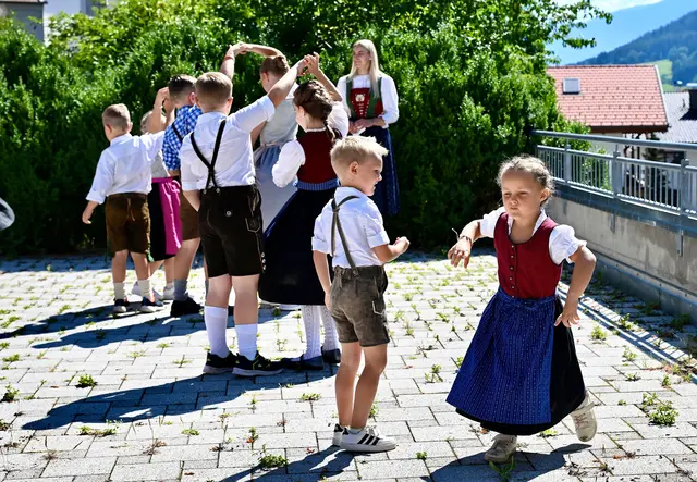 So schaut's aus: "Auseinand und wieder z'samm"!