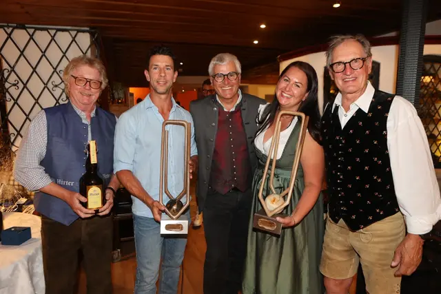 Die begehrte Franz-Klammer-Nadel ging an Manuel Moser und Jasmine Wurian.  | Foto: Egon Rutter