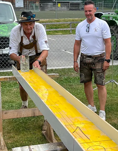 Hoamsieg: Beim Masskrugschupfen kennt Toni Mair keine Konkurrenz: Der Champion ist seit Einführung dieser Sportart im heimischen Lederhosenstadion ungeschlagen. | Foto: Lederhosenrunde