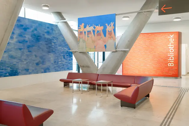 Arbeitnehmerinnen und Arbeitnehmer, die im Foyer der Arbeiterkammer warten, finden nun in einem meterlangen Wandbild eine Beschäftigung. | Foto: Klaus Pichler