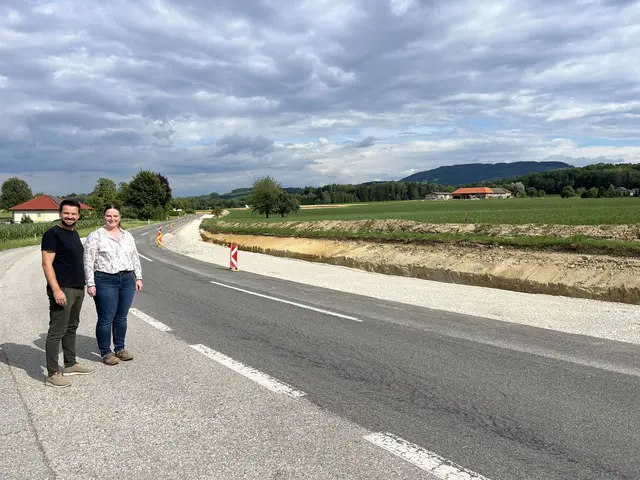 Bürgermeister Michael Strasser und Gemeinderätin Melanie Wimmer machen sich ein Bild bei der Baustelle. | Foto: Gde. Haiderhofen