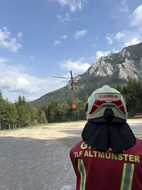 Beim Brunnkogelkreuz wurde ein Brandherd entdeckt, die Feuerwehren Neukirchen und Altmünster waren rasch vor Ort. Mit im Einsatz waren die FF Scharnstein sowie ein Polizei-Hubschrauber.