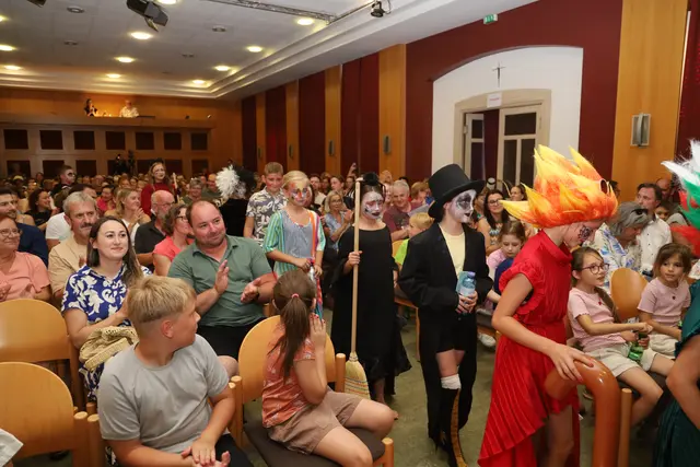 Die jungen Darstellerinnen und Darsteller der Volksschule Gnas zeigten das anspruchsvolle Theaterstück „Auf die Besen – fertig, los!". | Foto: Johann Schleich
