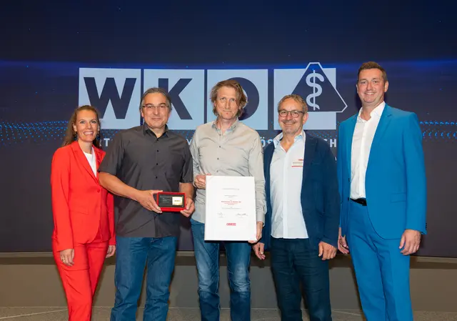 Dietmar Mühlleitner (Mitte) und Stephan Hütter (2. v. l.) von der Mühlleitner &amp; Hütter OG aus Mattighofen verkaufen seit 25 Jahren Gesundheit für die Füße. | Foto: cityfoto