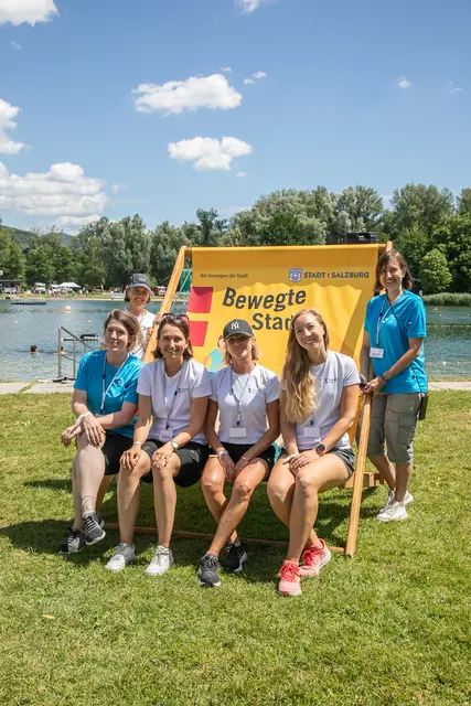 Insgesamt präsentierten sich am Badesee in Liefering zehn Vereine. Zum Schnuppern für die Besucherinnen und Besucher gab es Tauchen, Riversurfing, Rudern, Triathlon, Schwimmen, Synchronschwimmen, Wasserball, Stand-up-Paddling, Wildwasserkajak und Kanupolo. | Foto: Stadt Salzburg/Anna Pirato