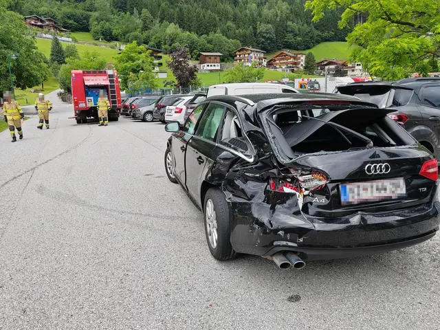 Nach einer Kollision zwischen Lkw und Pkw kam es in Kaltenbach zu einem Fahrzeugbrand. | Foto: ZOOM.TIROL