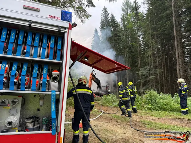 Vier Feuerwehren mit 26 Mann waren fünf Stunden im Einsatz.  | Foto: Dominik Kinzer/FF Maria Lankowitz