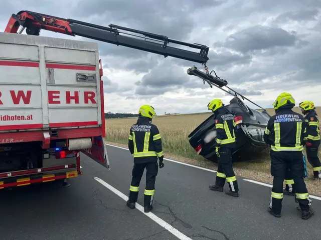 Der PKW wurde von der Feuerwehr auf die Räder gestellt. | Foto: FF Waidhofen/Thaya