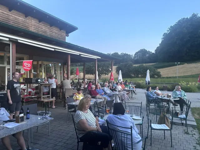 Auf der Terrasse des Baderestaurants im Naturschwimmbad machten es sich die Besucherinnen und Besucher des MeinBezirk Sommerkinos gemütlich.